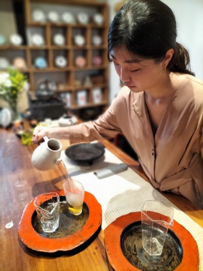 「品森佐日光─ 一盞茶的森林療癒時光」由日光山森林茶書苑主理人莊家郁小姐，透過一盞茶的時光，分享日光山獨特的森林茶文化。